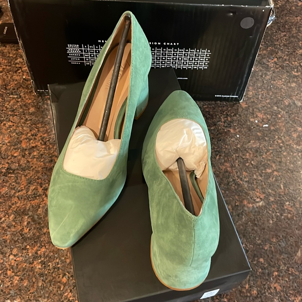 Naturalize, 27 edit. US size 8. Licia pumps in lilypad